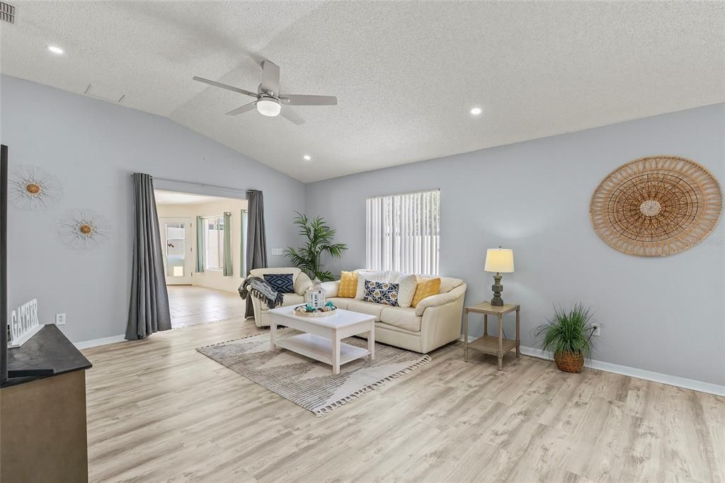 Recently Sold: $346,000 (2 beds, 2 baths, 1102 Square Feet)