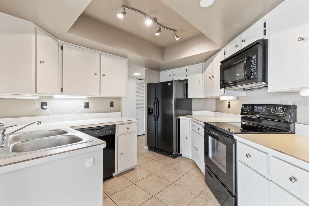 Active With Contract: $149,900 (1 beds, 1 baths, 1010 Square Feet)