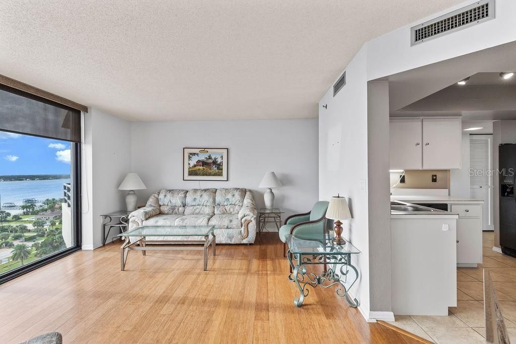 Active With Contract: $149,900 (1 beds, 1 baths, 1010 Square Feet)