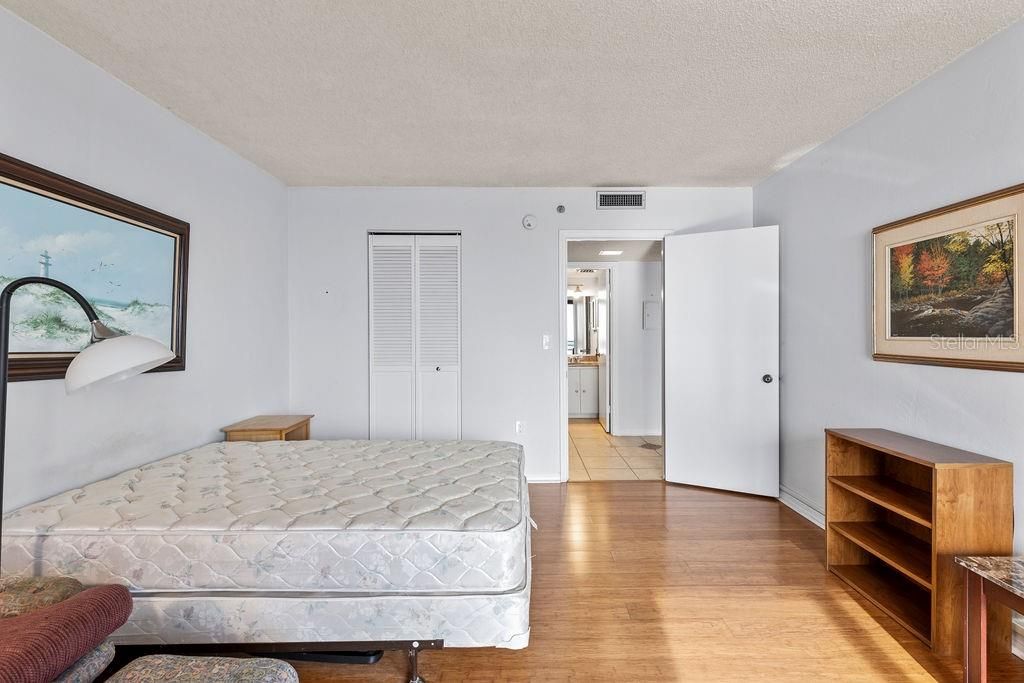Active With Contract: $149,900 (1 beds, 1 baths, 1010 Square Feet)