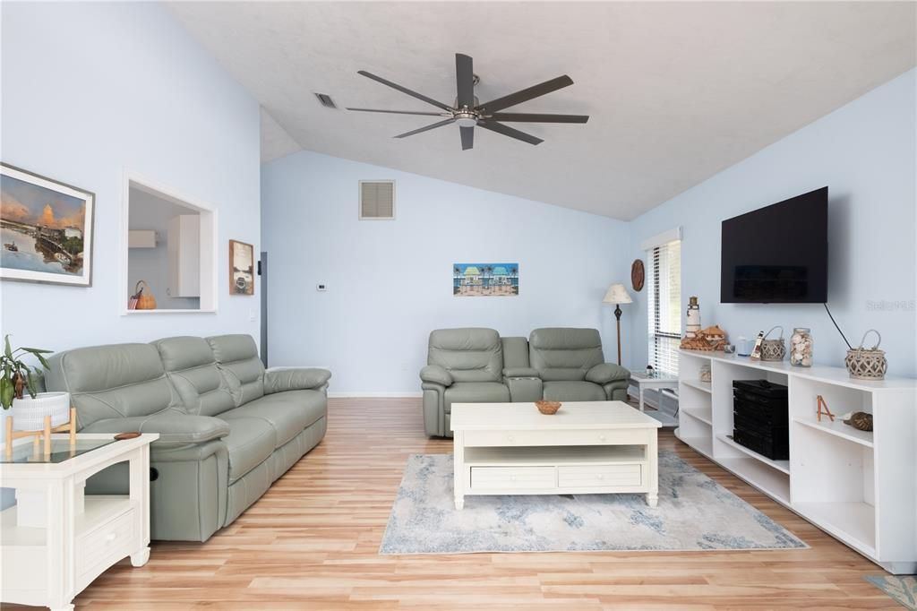For Sale: $690,000 (2 beds, 2 baths, 1262 Square Feet)
