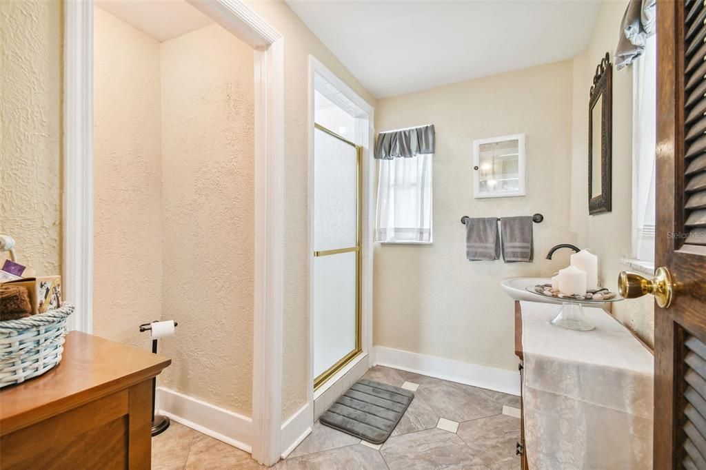 Downstairs full bath w water closet!