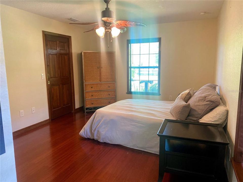 For Rent: $3,000 (1 beds, 1 baths, 1000 Square Feet)
