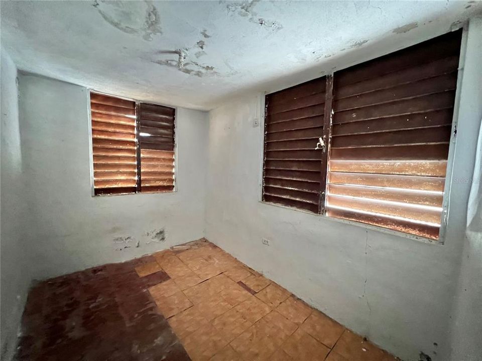 Vendido Recientemente: $75,000 (4 camas, 2 baños, 1100 Pies cuadrados)