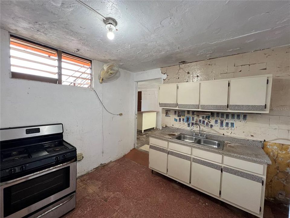 Vendido Recientemente: $75,000 (4 camas, 2 baños, 1100 Pies cuadrados)