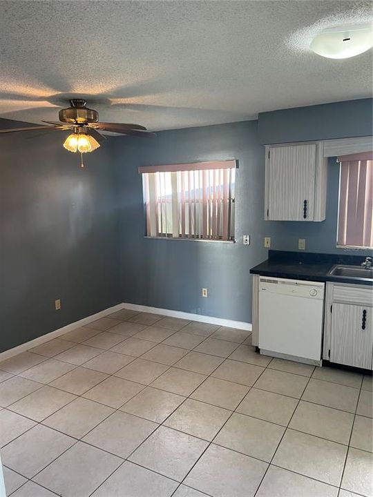 Recently Rented: $1,599 (2 beds, 1 baths, 897 Square Feet)