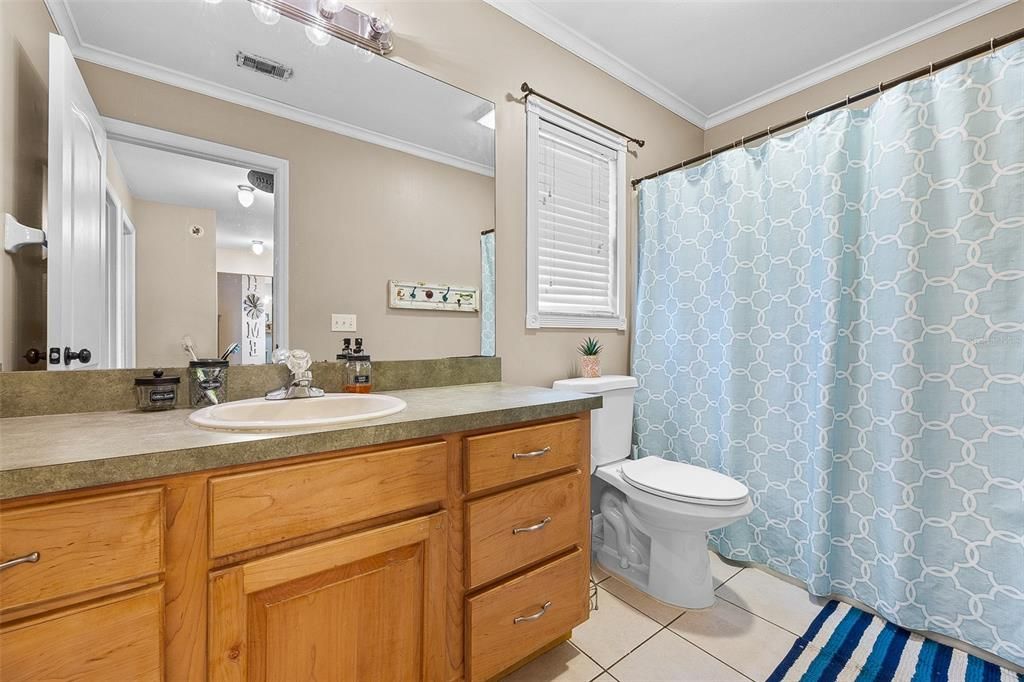 最近售出: $355,000 (4 贝兹, 2 浴室, 2324 平方英尺)