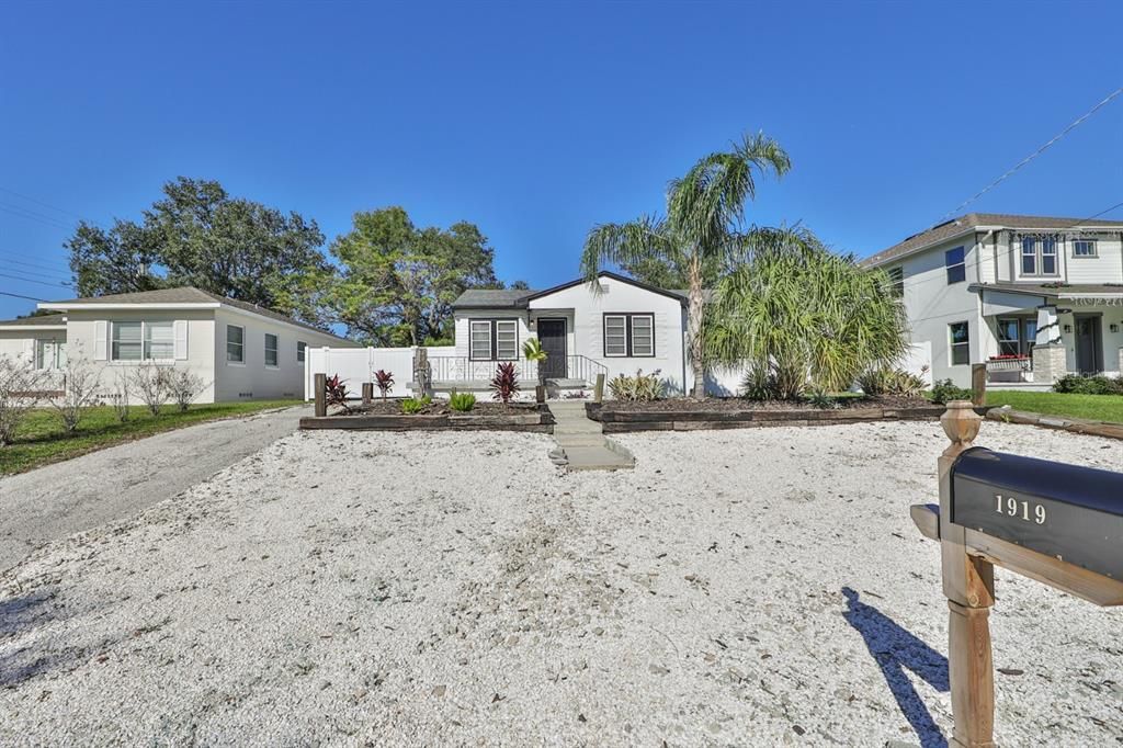 Recently Sold: $590,000 (4 beds, 2 baths, 1398 Square Feet)