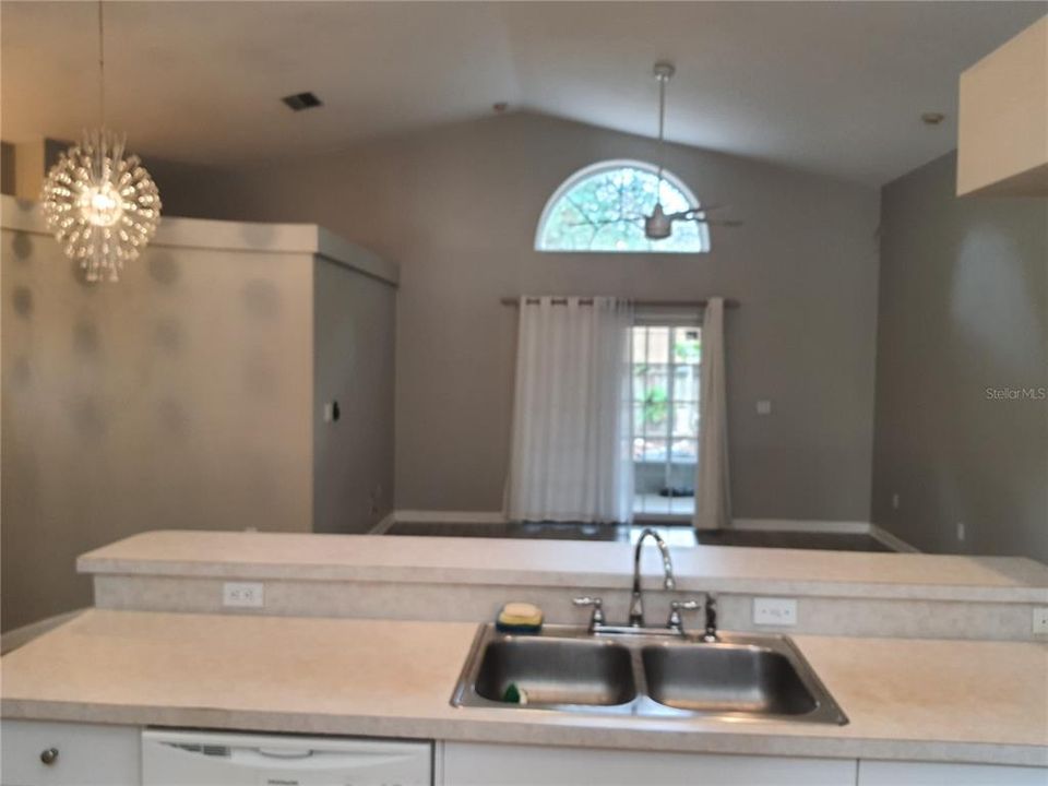 Active With Contract: $2,600 (3 beds, 2 baths, 1390 Square Feet)