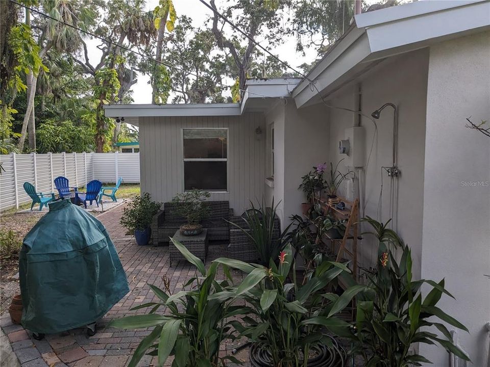 Recently Sold: $900,000 (2 beds, 1 baths, 1242 Square Feet)