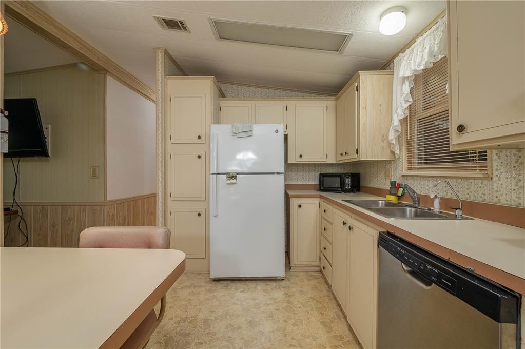 For Sale: $164,900 (2 beds, 2 baths, 1056 Square Feet)