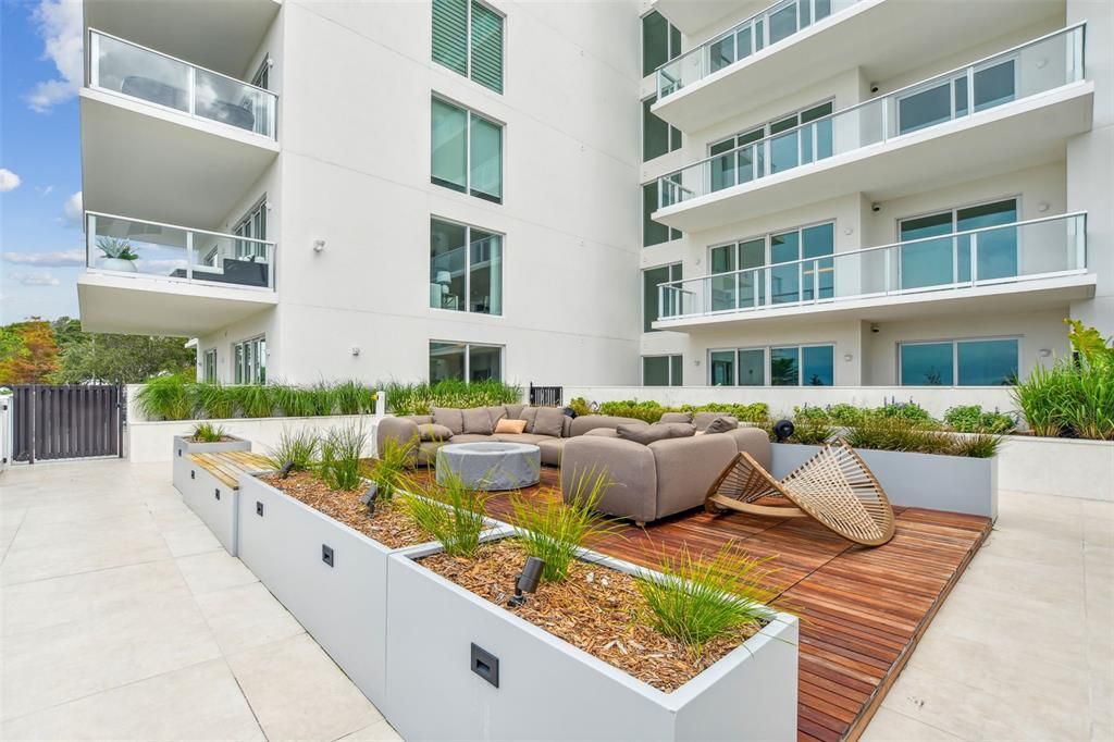 Recently Sold: $2,500,000 (3 beds, 3 baths, 2538 Square Feet)