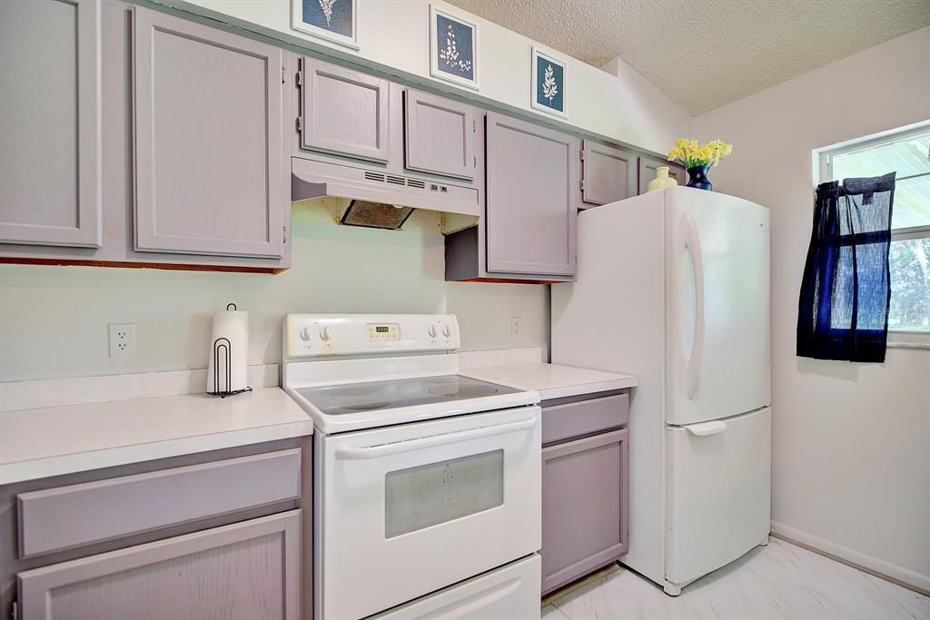 Recently Sold: $240,000 (2 beds, 2 baths, 988 Square Feet)