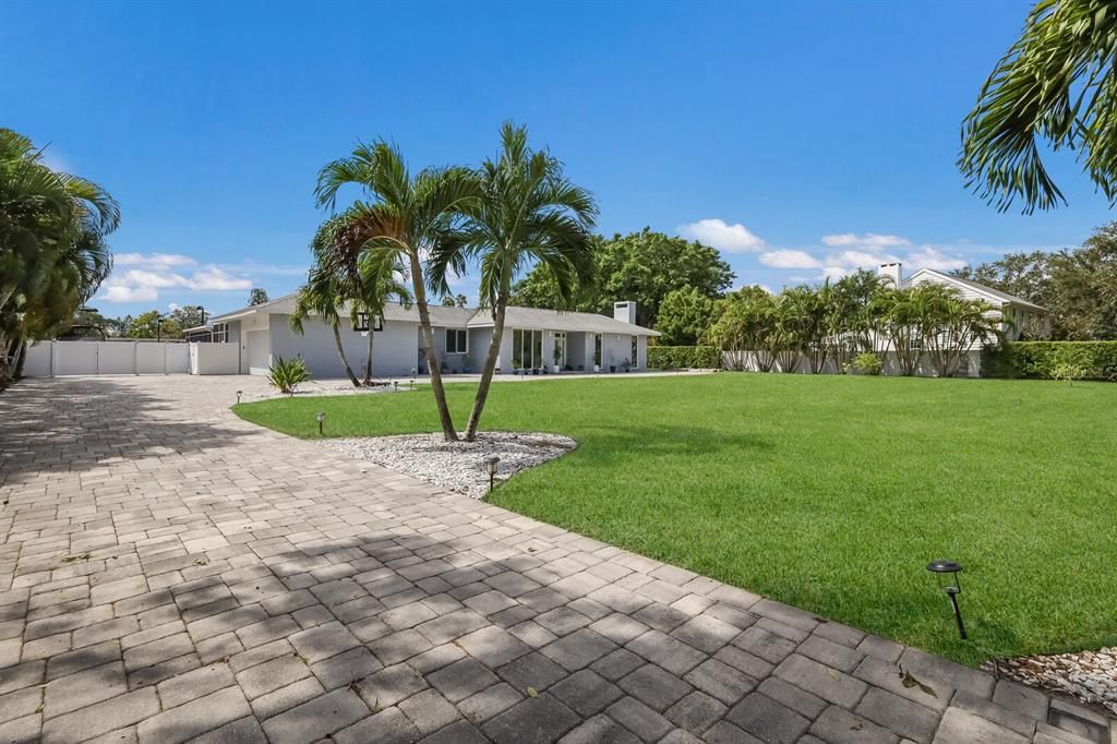 Vendido Recientemente: $1,890,000 (4 camas, 4 baños, 4086 Pies cuadrados)