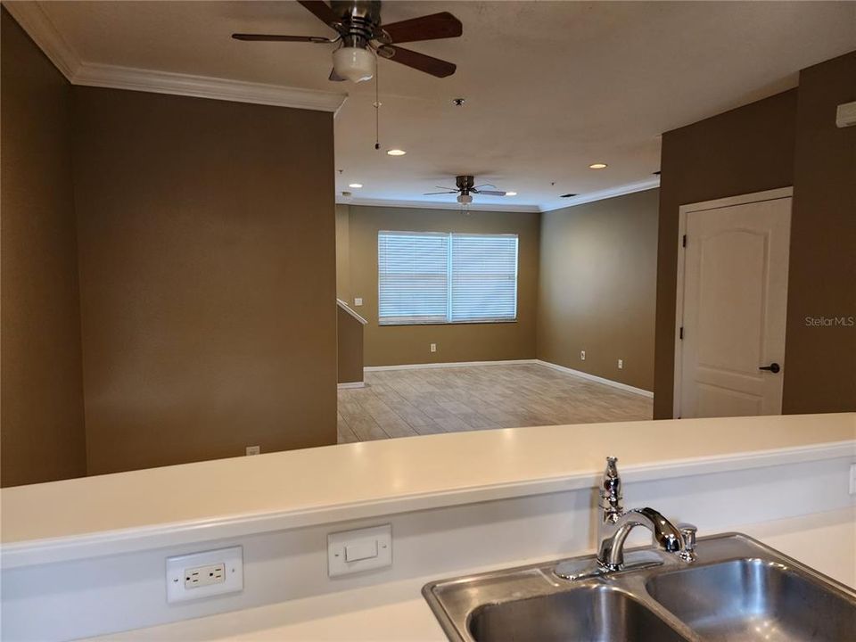 For Sale: $294,900 (3 beds, 3 baths, 1710 Square Feet)