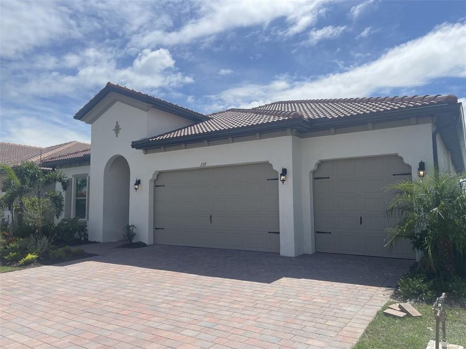Recently Sold: $706,940 (3 beds, 3 baths, 2540 Square Feet)