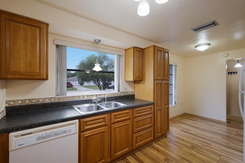 Recently Sold: $315,000 (3 beds, 2 baths, 1371 Square Feet)