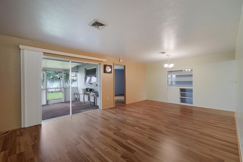 Recently Sold: $315,000 (3 beds, 2 baths, 1371 Square Feet)