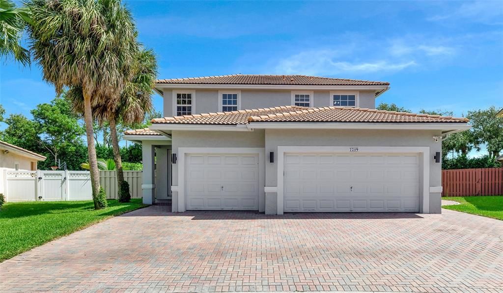 Recently Sold: $850,000 (5 beds, 2 baths, 2390 Square Feet)