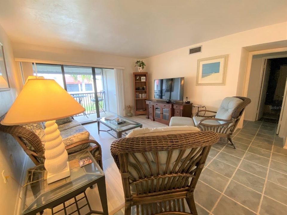 For Sale: $549,000 (2 beds, 2 baths, 1080 Square Feet)