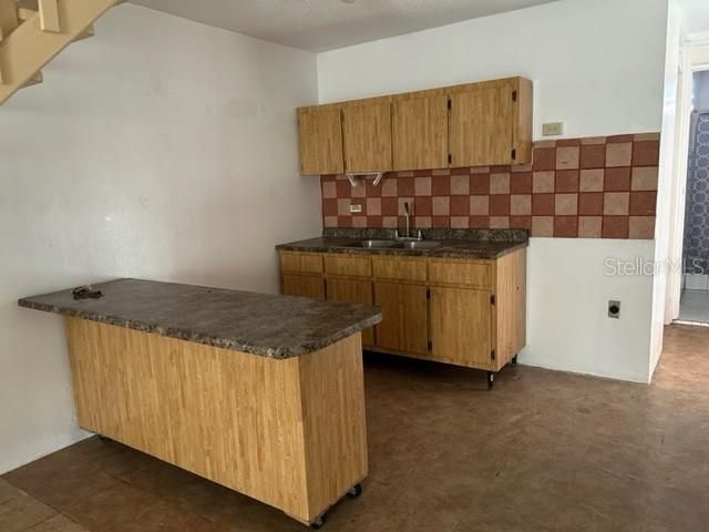 Vendido Recientemente: $122,500 (3 camas, 2 baños, 954 Pies cuadrados)