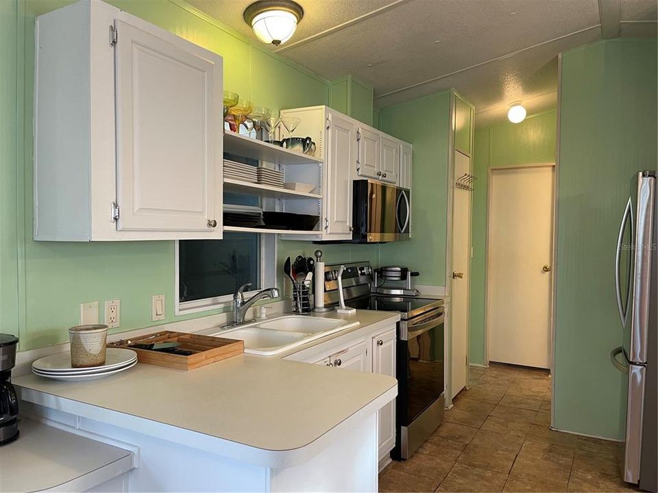 Active With Contract: $175,900 (1 beds, 1 baths, 720 Square Feet)