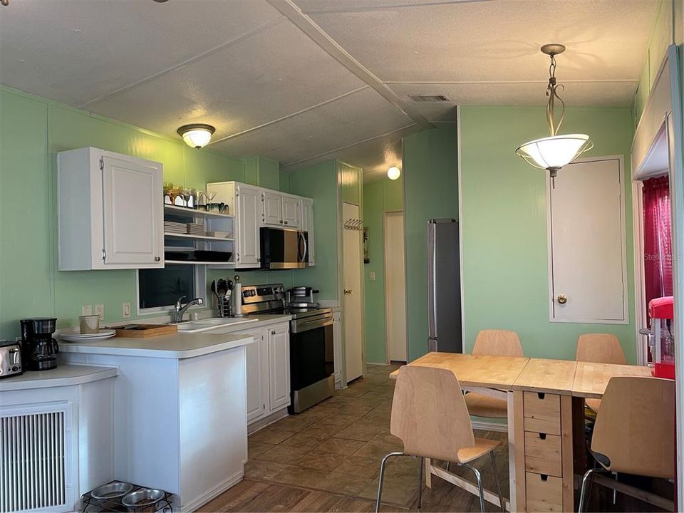Active With Contract: $175,900 (1 beds, 1 baths, 720 Square Feet)