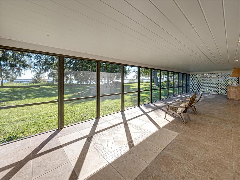 Huge covered lanai with view of Lake Hamilton