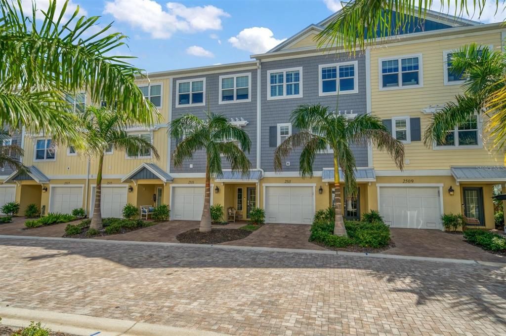 Recently Sold: $925,000 (4 beds, 3 baths, 1980 Square Feet)