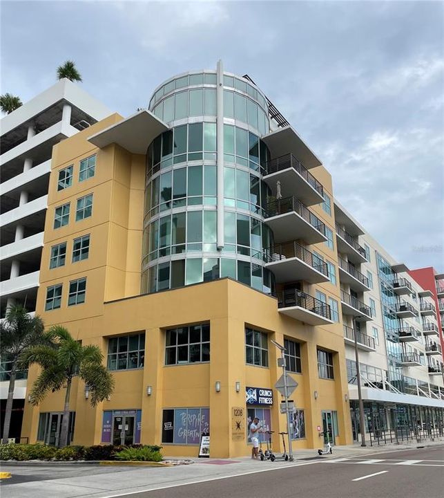 Recently Rented: $2,100 (1 beds, 1 baths, 840 Square Feet)