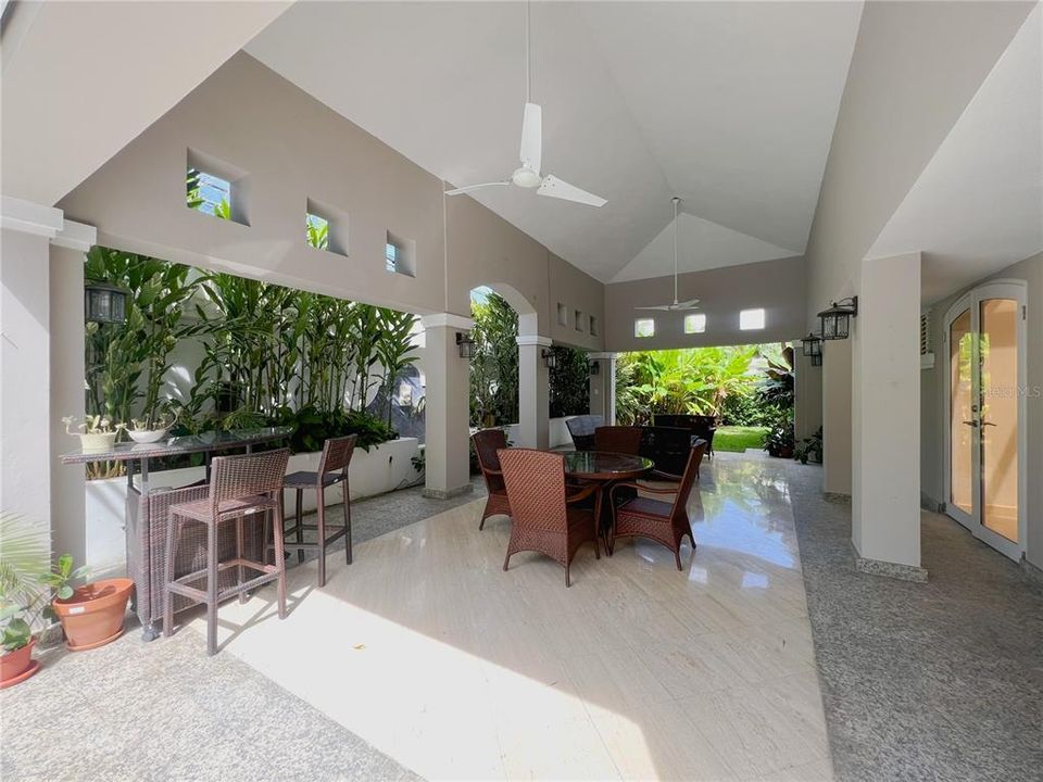 Vendido Recientemente: $1,649,000 (3 camas, 5 baños, 3500 Pies cuadrados)