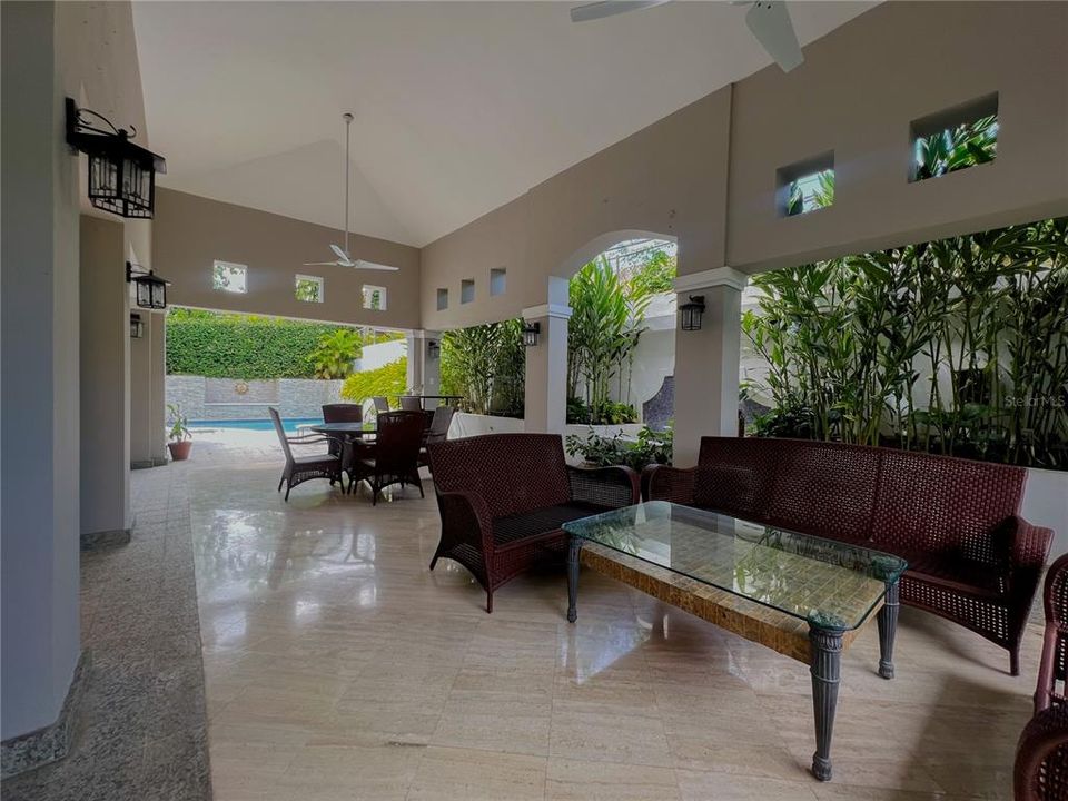 Vendido Recientemente: $1,649,000 (3 camas, 5 baños, 3500 Pies cuadrados)