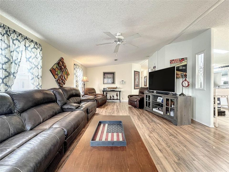 For Sale: $245,000 (2 beds, 2 baths, 1361 Square Feet)