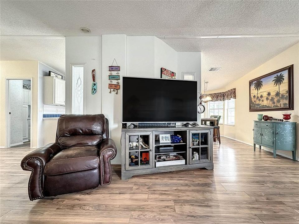 For Sale: $245,000 (2 beds, 2 baths, 1361 Square Feet)