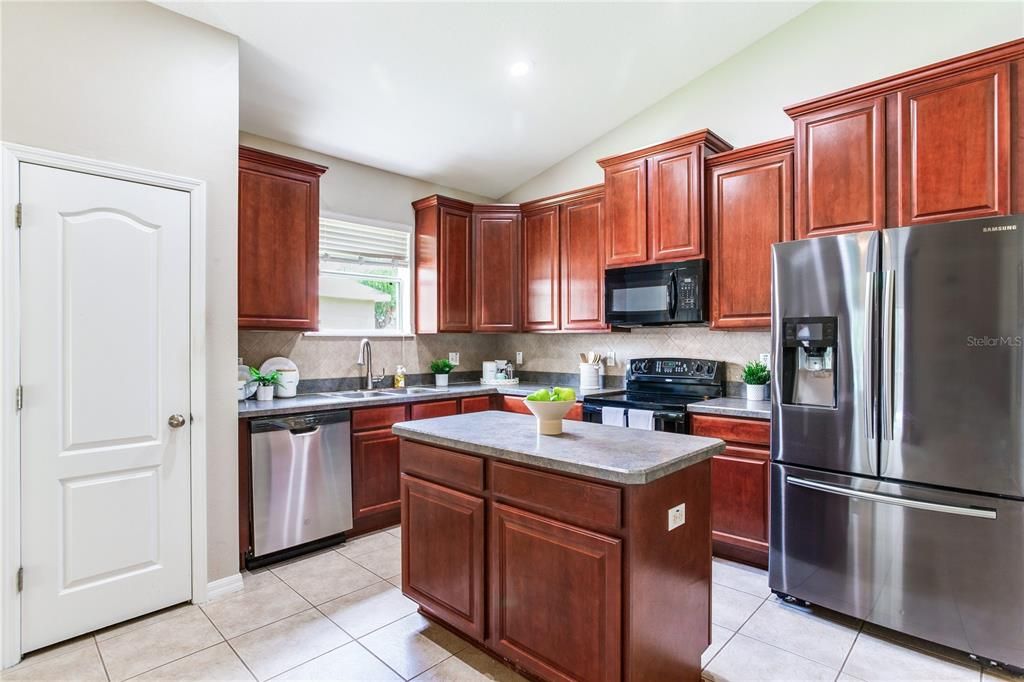 Active With Contract: $359,900 (4 beds, 2 baths, 2283 Square Feet)