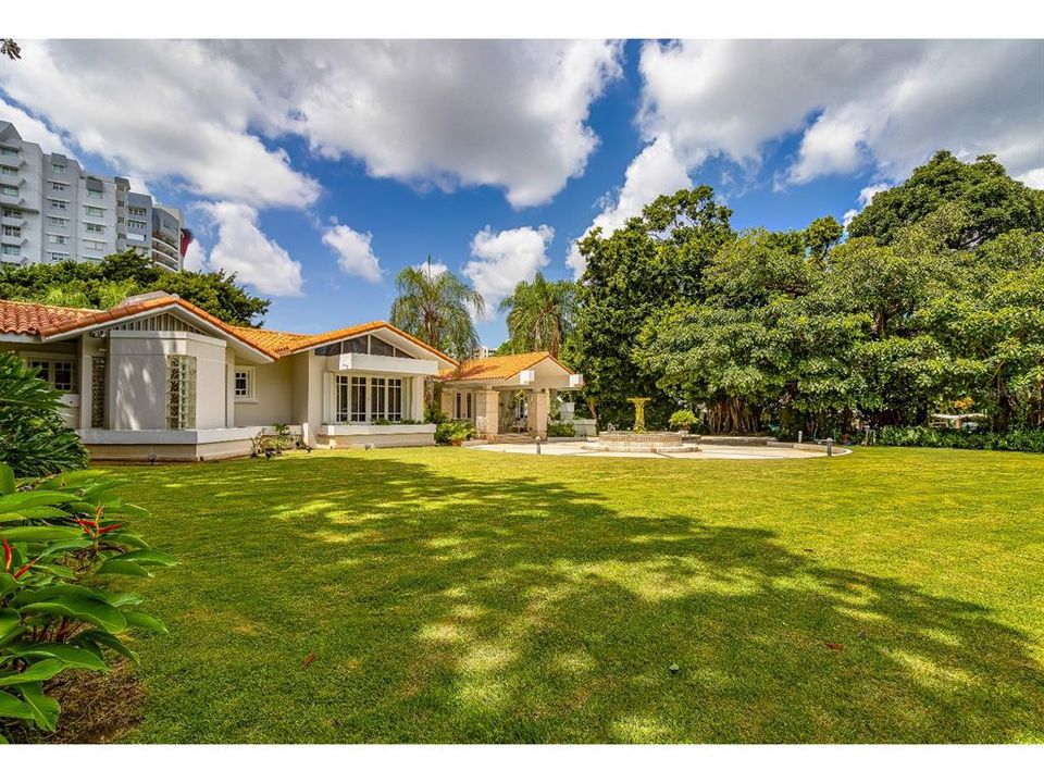 Vendido Recientemente: $5,200,000 (5 camas, 7 baños, 5887 Pies cuadrados)