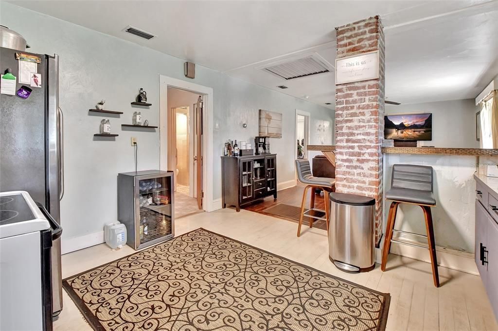 Recently Sold: $350,000 (3 beds, 2 baths, 1405 Square Feet)