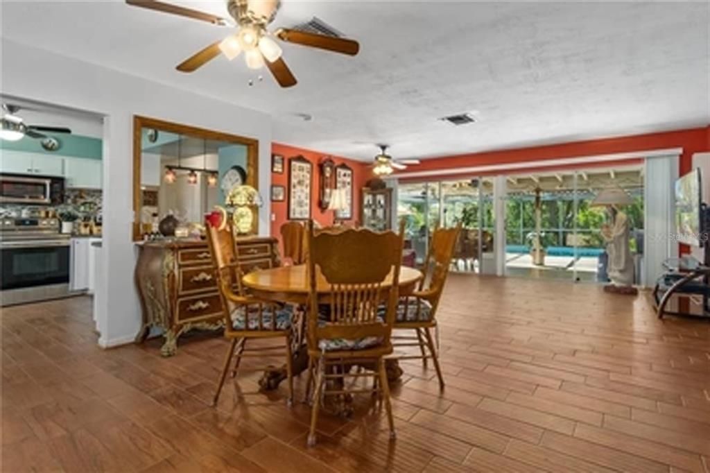 For Sale: $330,000 (3 beds, 2 baths, 1387 Square Feet)