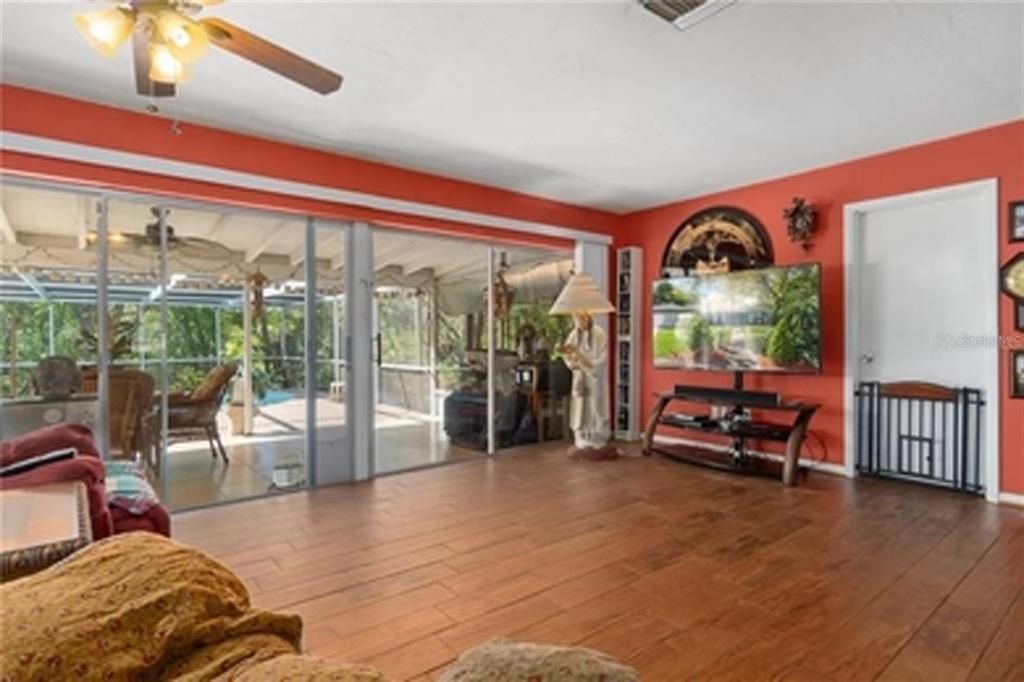 For Sale: $330,000 (3 beds, 2 baths, 1387 Square Feet)