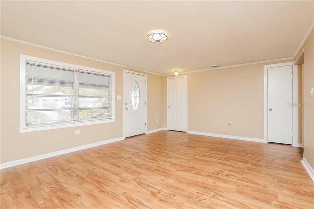 Active With Contract: $188,000 (2 beds, 2 baths, 996 Square Feet)