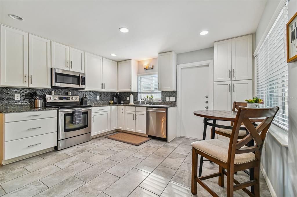 Spacious Kitchen with 2 top dinette