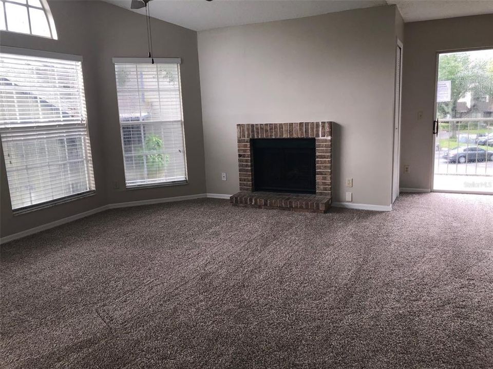 Active With Contract: $194,900 (2 beds, 2 baths, 998 Square Feet)