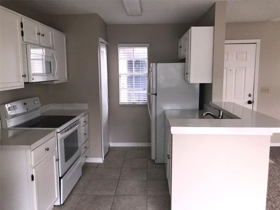 Active With Contract: $194,900 (2 beds, 2 baths, 998 Square Feet)
