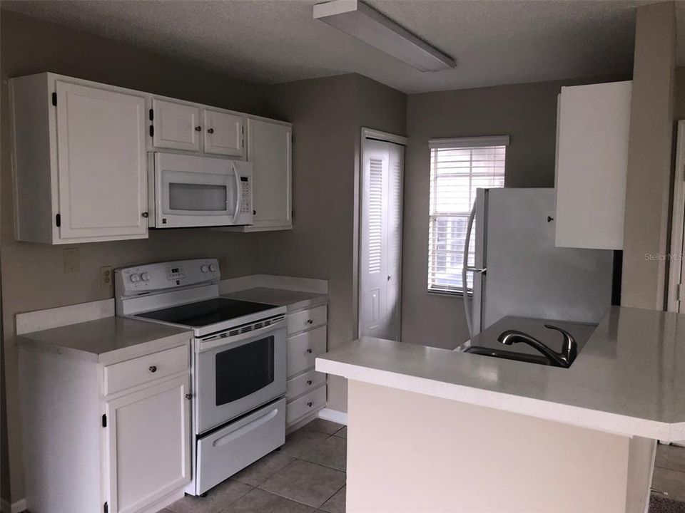 Active With Contract: $194,900 (2 beds, 2 baths, 998 Square Feet)