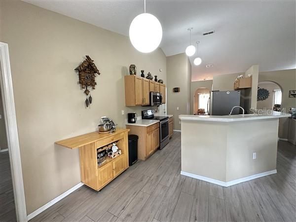 Active With Contract: $249,900 (3 beds, 2 baths, 1666 Square Feet)