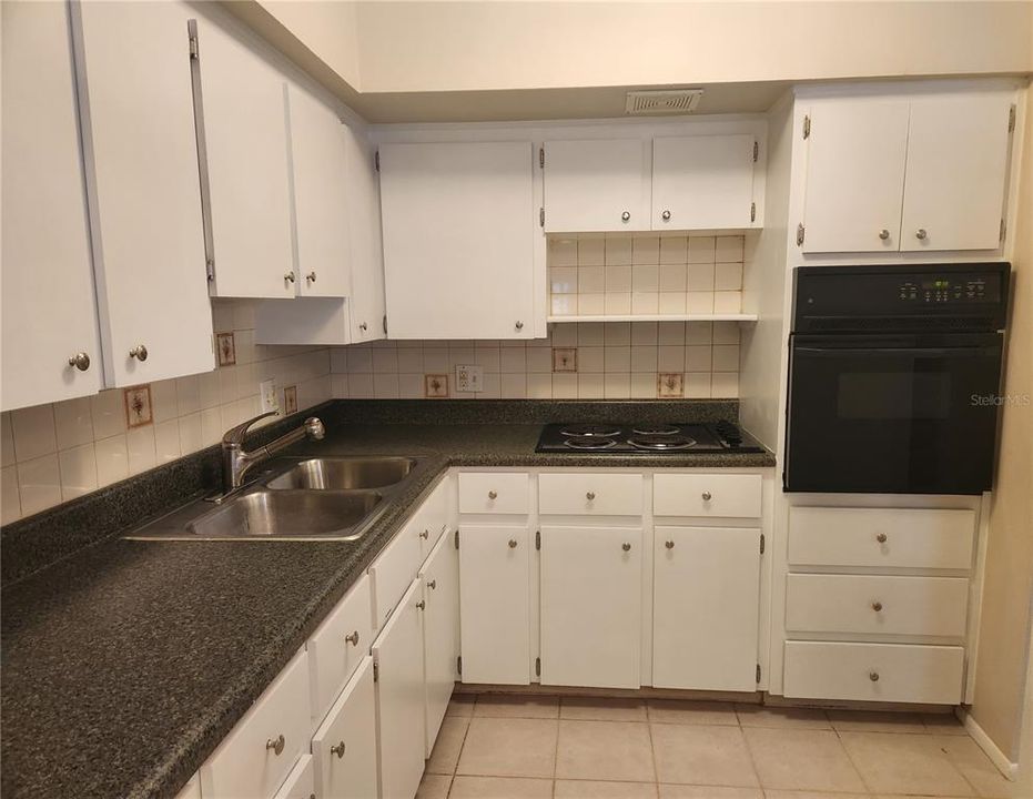 Recently Rented: $1,375 (1 beds, 1 baths, 800 Square Feet)