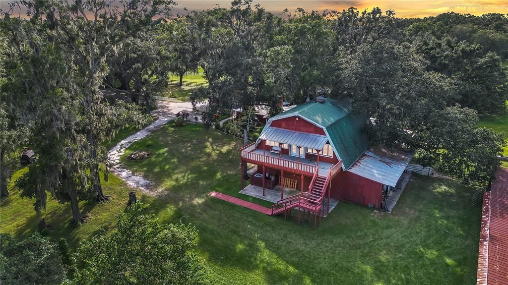 The Red Barn- Bridal loft upstairs, grooms room and workshop downstairs