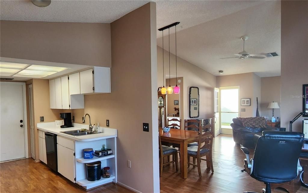 For Sale: $179,000 (2 beds, 2 baths, 1201 Square Feet)