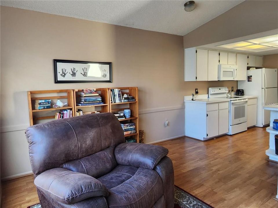 For Sale: $179,000 (2 beds, 2 baths, 1201 Square Feet)