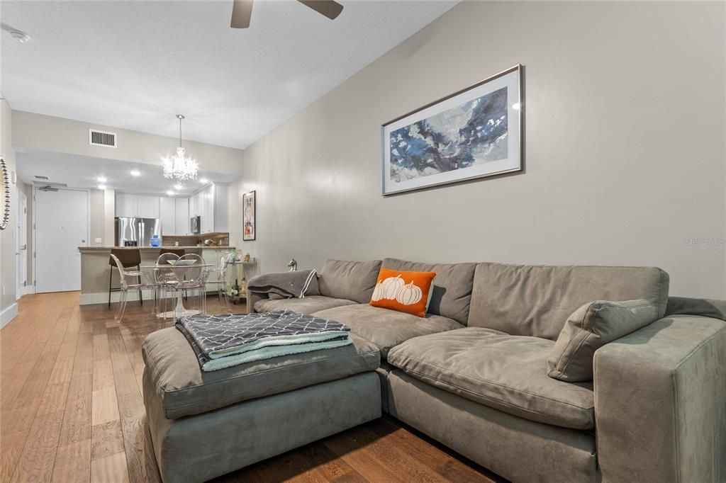 For Sale: $299,000 (1 beds, 1 baths, 880 Square Feet)